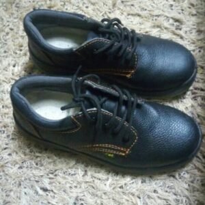 Saftey boots - mtumba